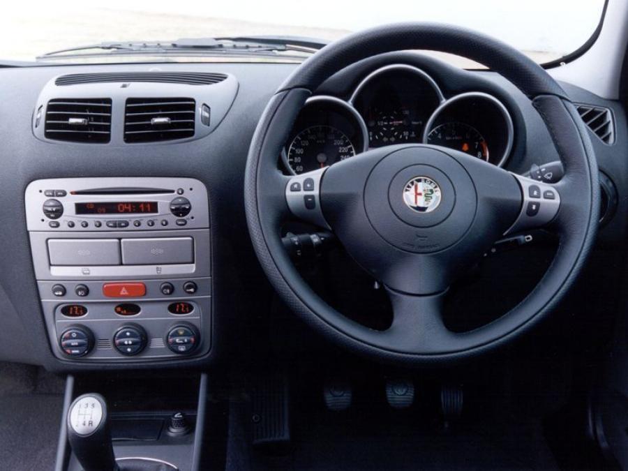 Торпедо Alfa Romeo 147 5-Door (937B) 2001 года  (AU) (фото 2 из 13)
